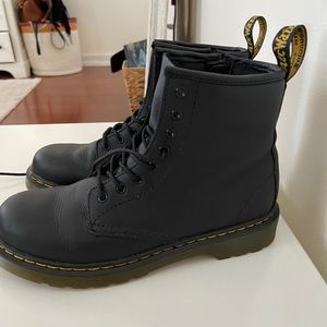 Selling kid size Dr. Martens! These are a size 4!